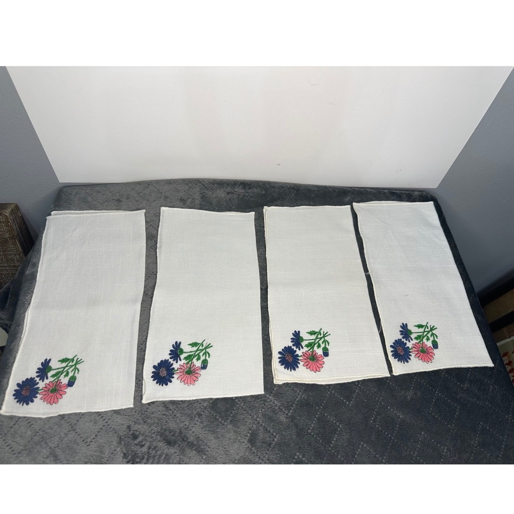 Various linens, handkerchiefs, embroidered